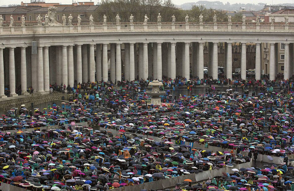 数千人聚集在梵蒂冈圣彼得广场冒雨聆听教皇布道