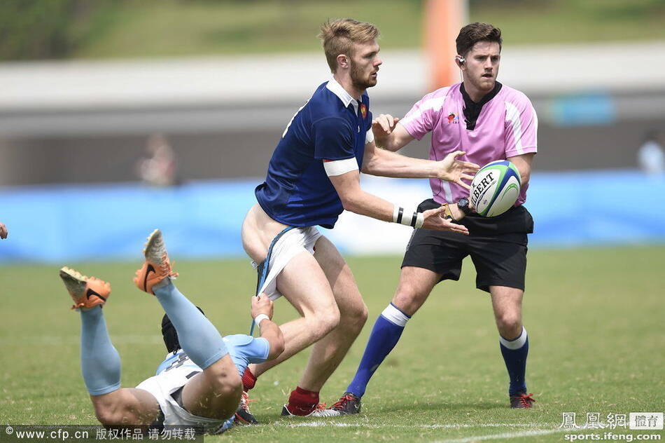 青奥橄榄球赛场现尴尬法国球员短裤被扯下