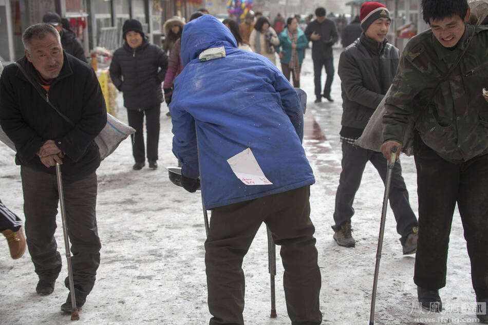 吉林:乞丐街头拄拐征婚索爱