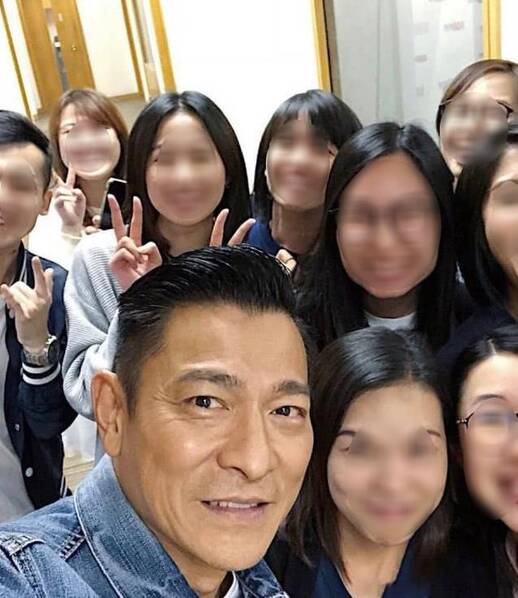 刘德华被女粉丝搂腰合影 牛仔外套帅气依旧