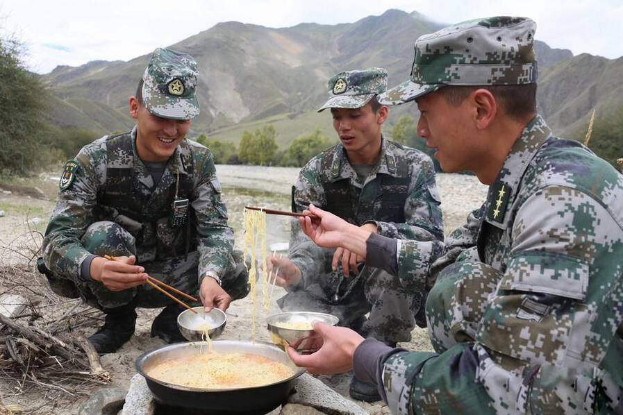 驻藏官兵的一顿午饭