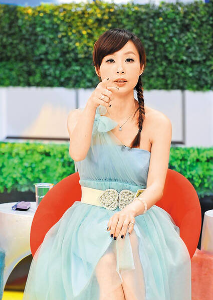 当时许圣梅在tvbs录节目结束后,走出电视台大楼,准备坐老公驾驶车辆