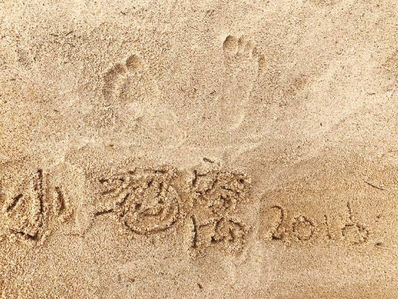 董璇带女儿海边玩耍 "小酒窝"眉眼像极妈妈