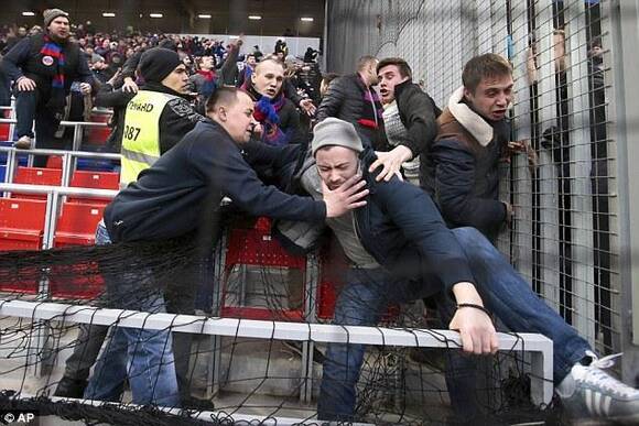 俄罗斯球迷窝里斗 看台互殴 扔燃烧弹