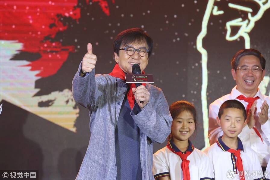 六一戴上红领巾!成龙竖拇指点赞兴奋难耐