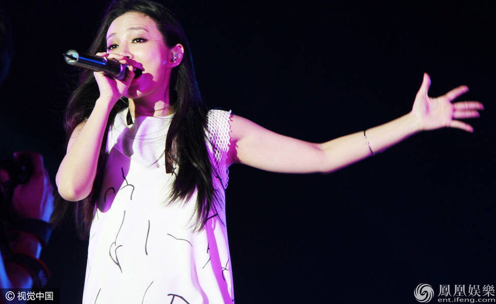 飞儿乐队苏州开唱女主唱发福明显