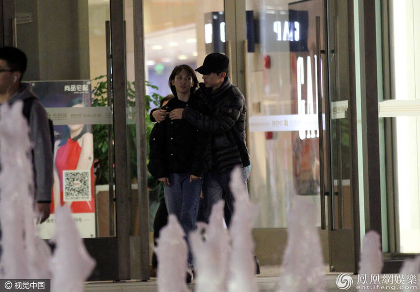 金晨邓伦当众牵手搂抱 亲密爱抚秀恩爱