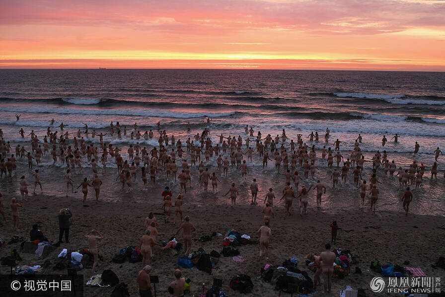 英国数百男女集体裸泳