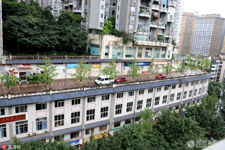 > 重庆现"房顶公路"