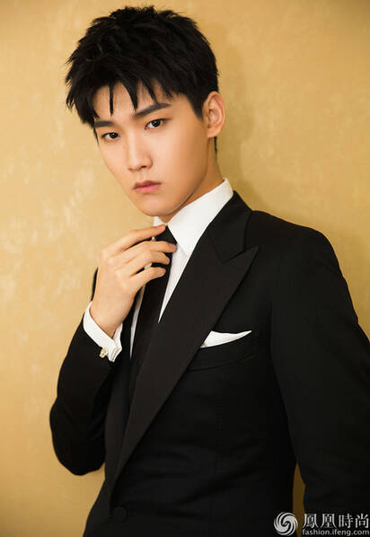 绅士风十足邢昭林黑色西装尽显优雅气质
