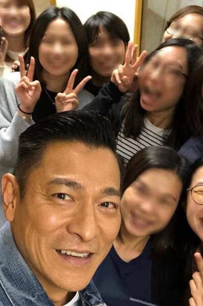 刘德华被女粉丝搂腰合影 牛仔外套帅气依旧