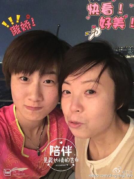 丁宁是张怡宁在北京队一手带大的师妹,两人的关系很是亲密.