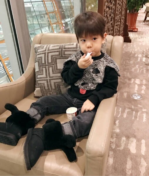 霍思燕儿子嗯哼近照.