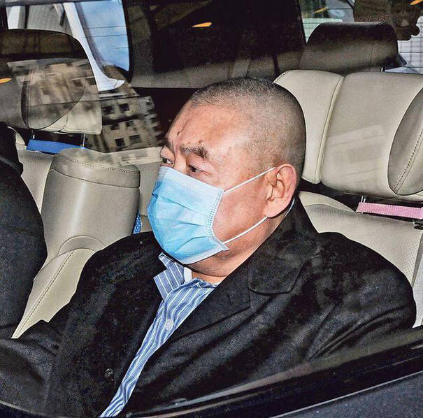 据香港媒体报道,2月27日,刘銮雄(大刘)午3时半步出养和医院,身穿间条