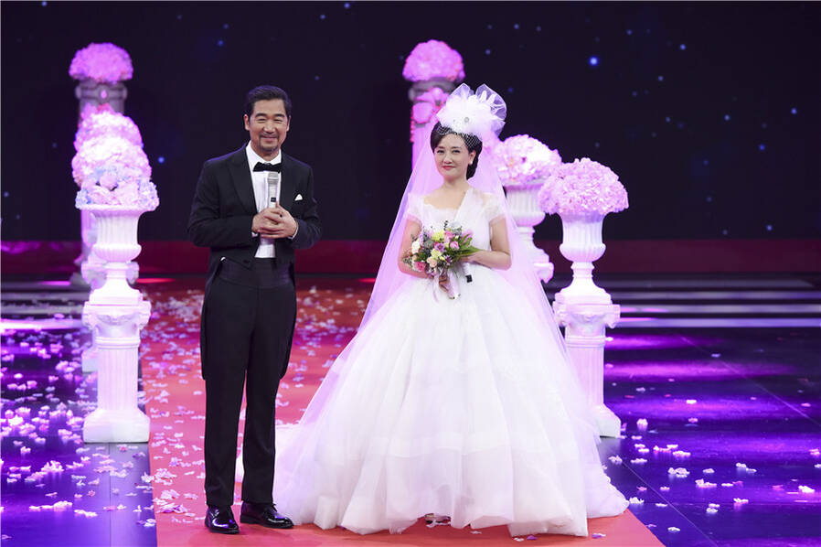 张国立邓婕重温婚礼场面 两人甜蜜亲吻