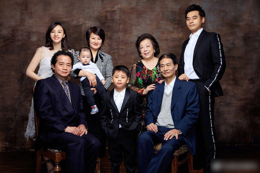 陈龙章龄之全家福曝光 一家八口其乐融融