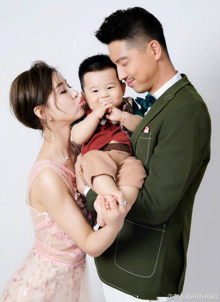 王雷李小萌一家三口温馨合照.