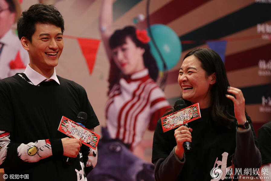 开心麻花新片《驴得水》沈阳路演 主创跪地抱影迷