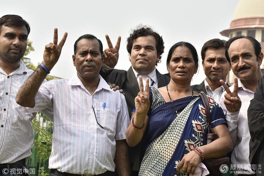 父母展胜利手势 (组图) - 综合新闻 - 加拿大伦敦华人网64