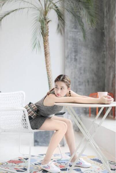 赌王千金何超莲晒九宫格美照 表情俏皮细白长腿抢镜