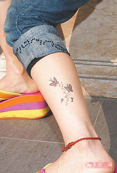 她最爱蝴蝶与自由,在左腿刺上蝴蝶自由飞的刺青.