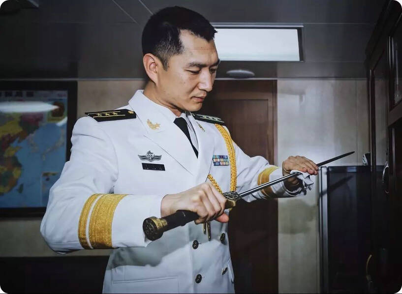 中国海军佩剑深蓝之剑图片