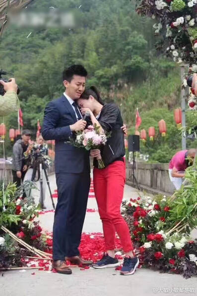 吳敏霞含淚接受張效誠求婚 網友:趕緊結婚早生貴子