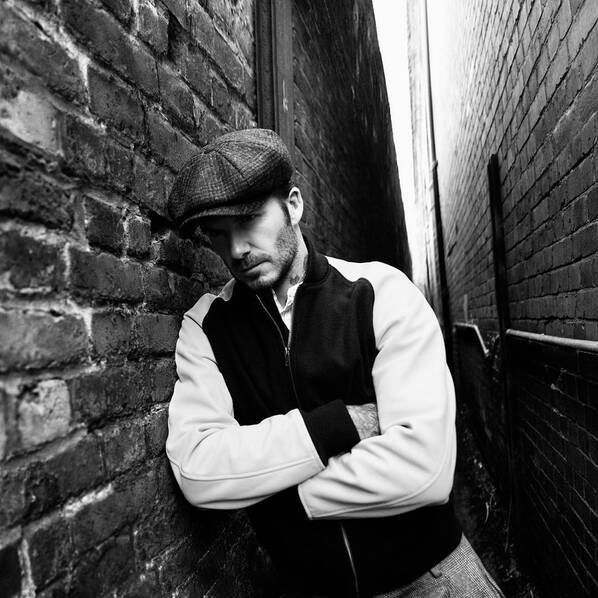 身材颜值仍在线!贝克汉姆黑白大片眼神深邃