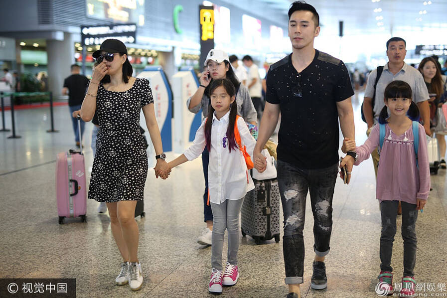 钟丽缇搂虹桥一姐亲密合影