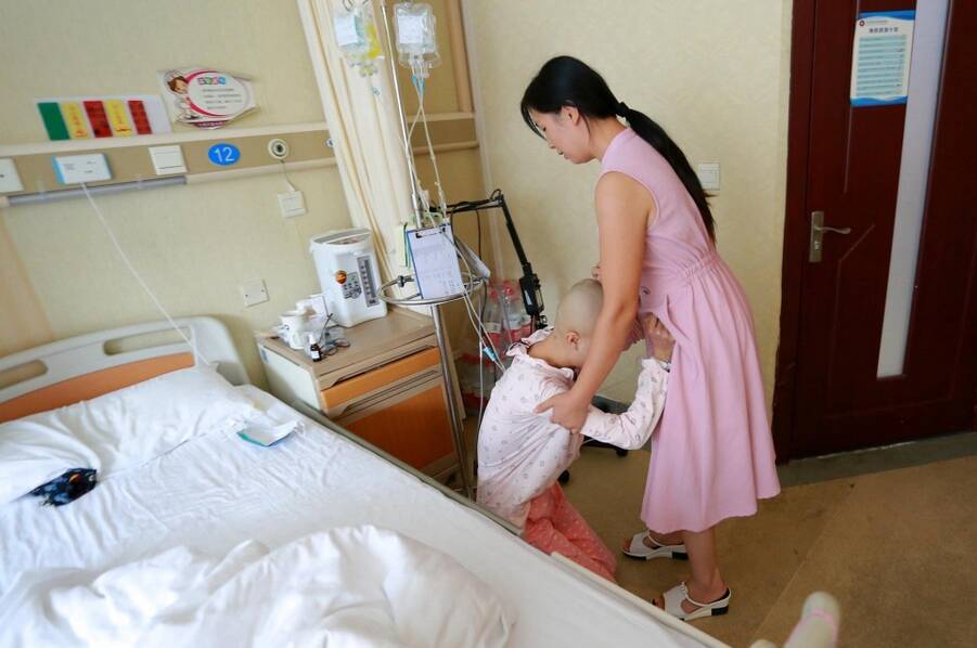 以后我怎么样都好,怎么样都行,我不敢想我一个人回家……"覃平说,走