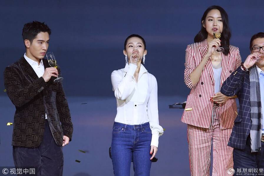 张梓琳条纹西装帅炸天 当众豪放涂"巨无霸"口红
