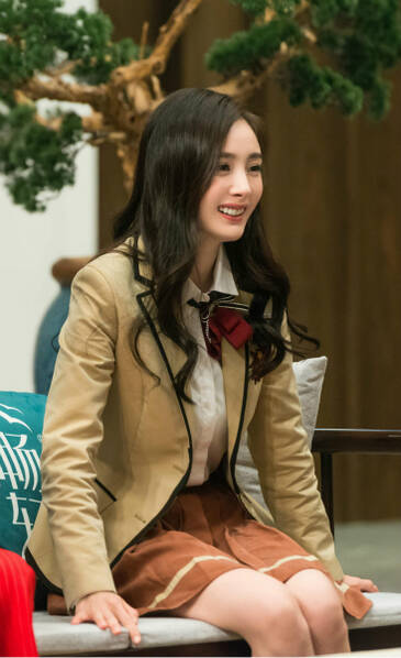 近日,杨幂录制综艺《我是大侦探》,她头戴贝雷帽,身着咖啡色上衣,裤子