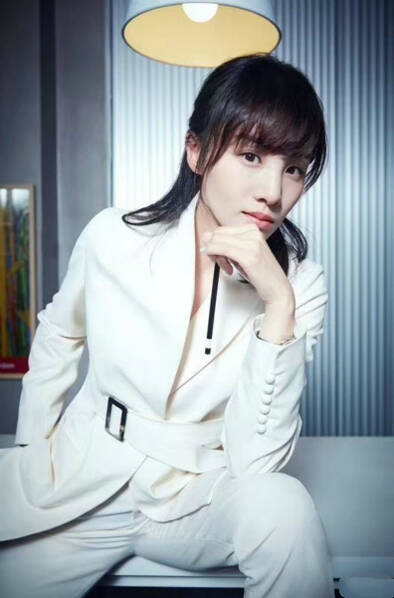 陈龙晒妻子章龄之美照,并调侃道:"我大女儿.