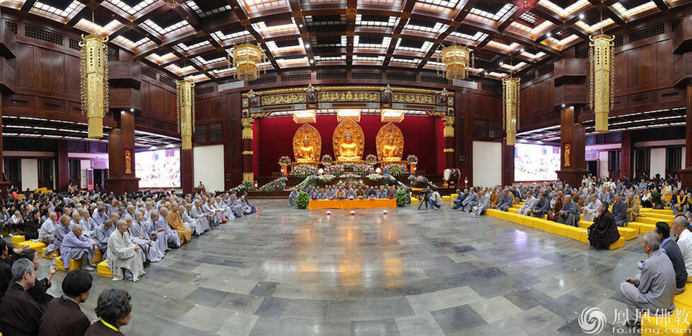 大安大和尚和四众弟子欢聚青莲念佛堂,作为东林寺传统,大联欢星光