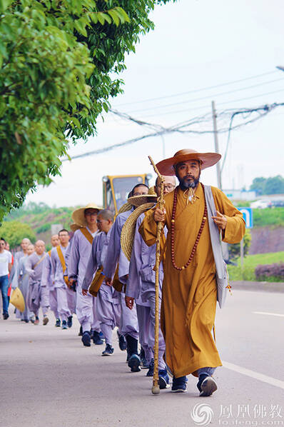 13名僧人86天行脚峨眉山 全程2600公里