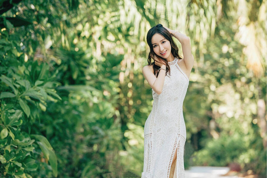 卷发垂肩后背小露,举手投足尽是优雅之美,透过那