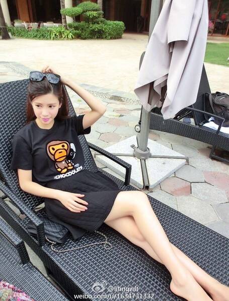 郭艾伦女友出国旅游 晒美照秀大长腿