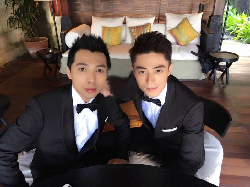 霍建华与伴郎连俊杰合影.