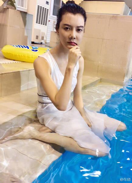 车晓素颜梳头.(资料图)