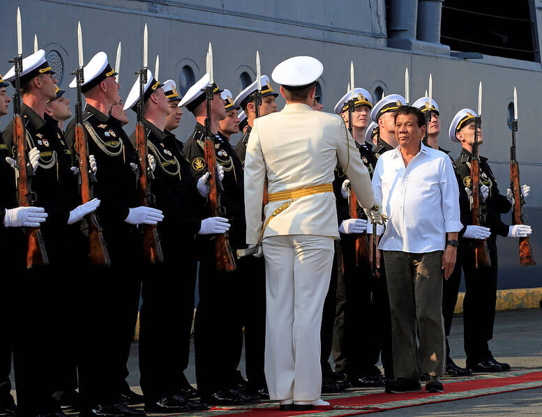 俄军瓦良格号巡洋舰访菲 杜特尔特登俄罗斯海军"瓦良格"号导弹巡洋舰