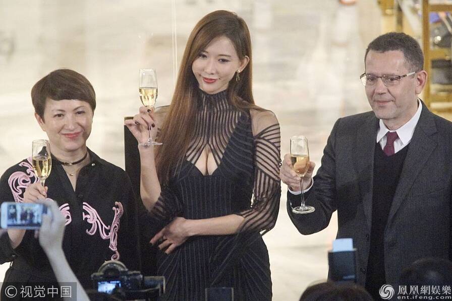 林志玲薄纱条纹裙秀好身材 优雅举杯女神范十足