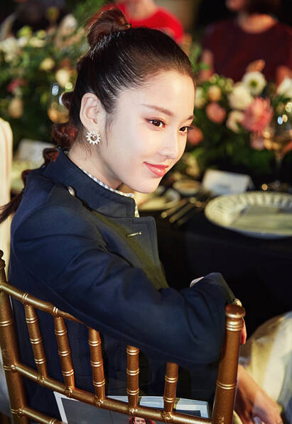 这张侧颜照更是如此:柳叶眉,杏核眼,瓜子脸,明媚中带一丝凌厉.