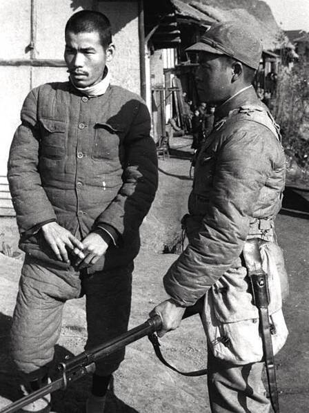 俘获日军士兵 在常德的断垣残梁中,奇迹似地走出三百余名第57师官兵