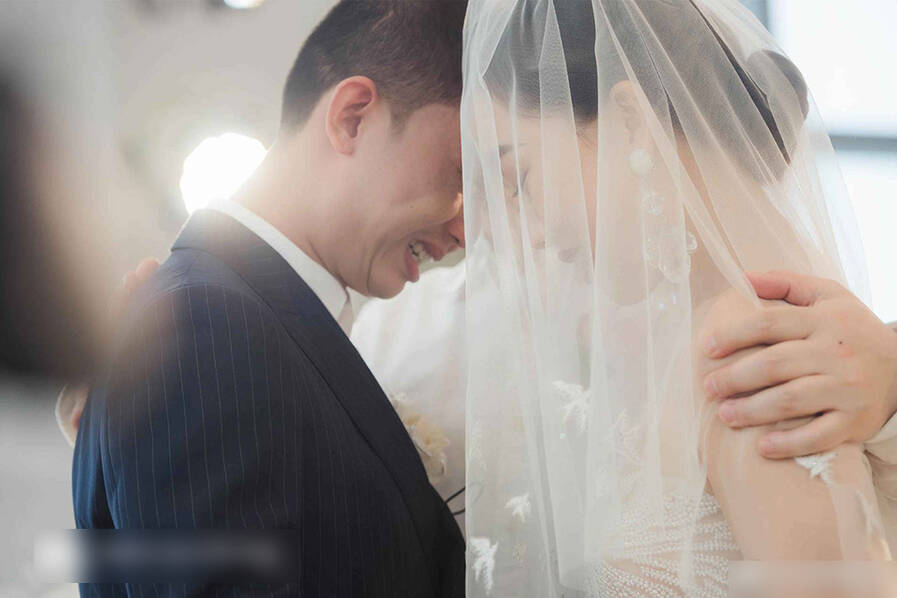 gai与妻子举办婚礼 自己却哭得像个孩子