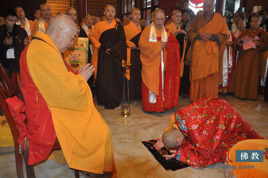 实拍如意法师晋院升座全程 如意法师在大雄宝殿顶礼演法大和尚,大和尚