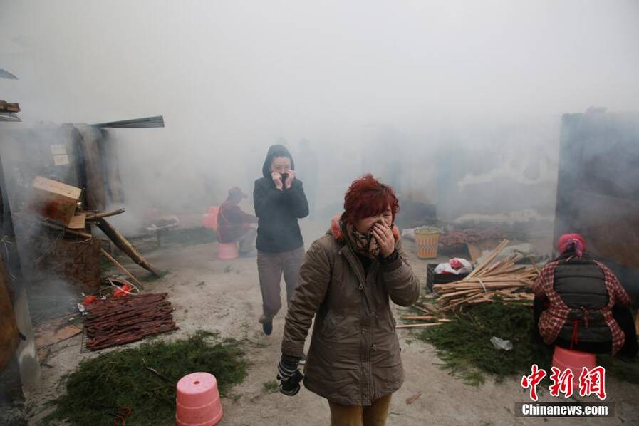 四川达州腊肉熏制点烟雾笼罩 市民"全副武装"上阵