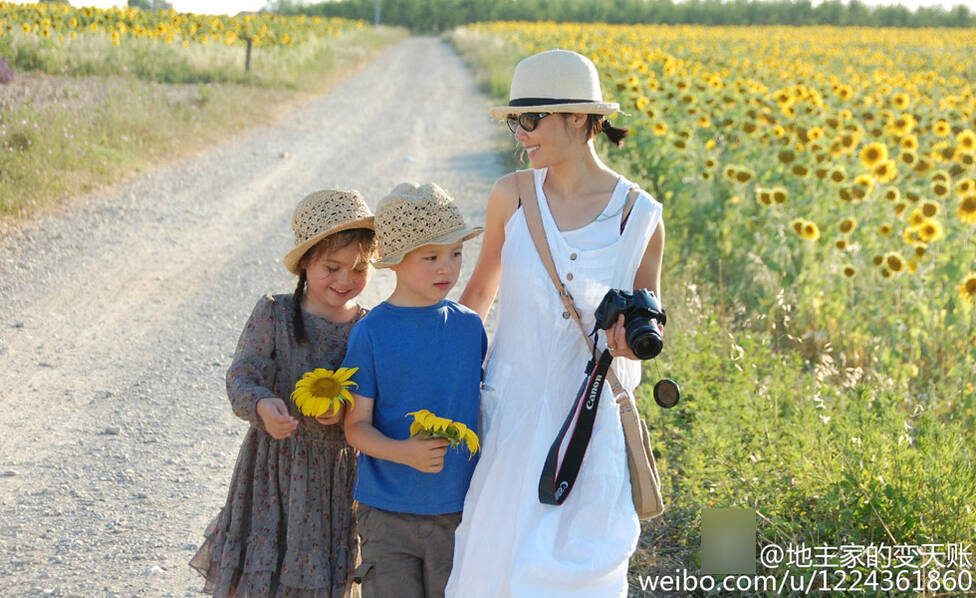 前央视女主播姜丰晒混血龙凤胎母子三人合影温馨