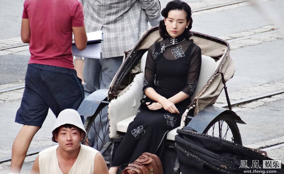 董洁着黑色蕾丝旗袍坐黄包车 坐姿优雅显贵妇范