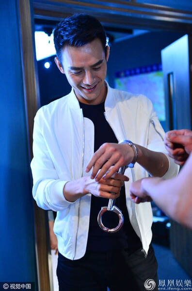 王凯用修长手指玩手铐还会劈腿飞踹