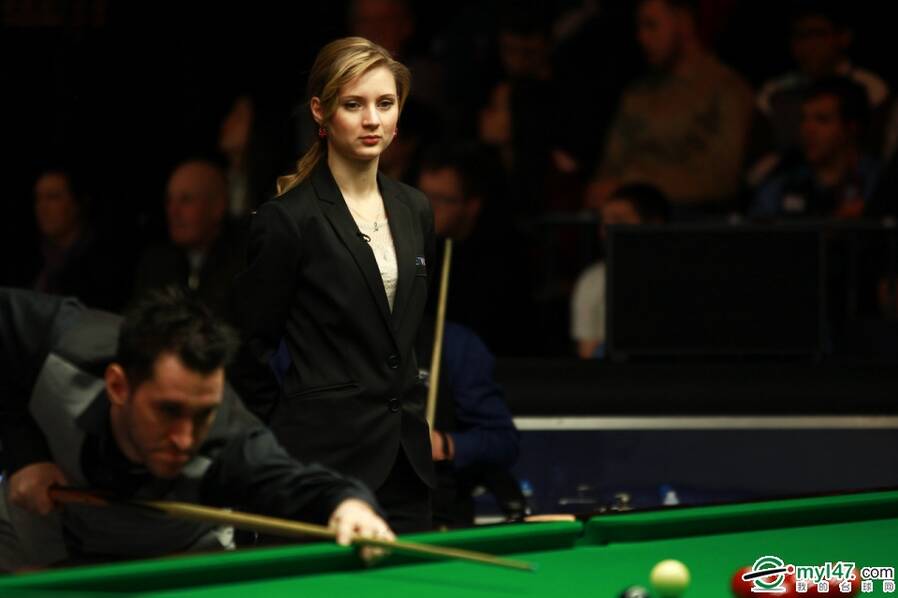 靓丽风景!斯诺克美女裁判抢镜威尔士赛